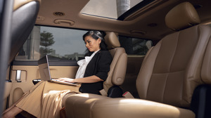businesswoman-sitting-backseat-taxi (1) Comfort and Luxury